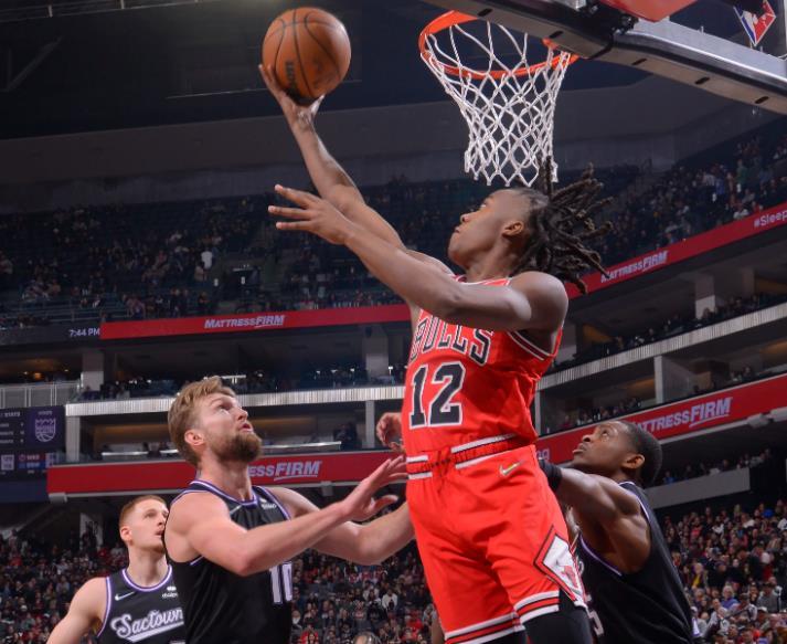  福克斯闪电突破撕裂防线，国王爆冷击败卫冕冠军